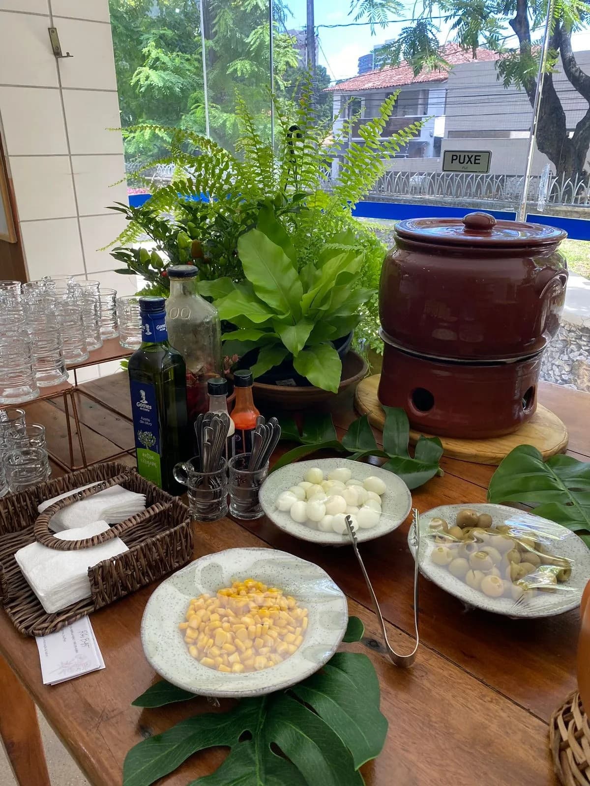 Mesa de acompanhamentos com milho e azeitonas