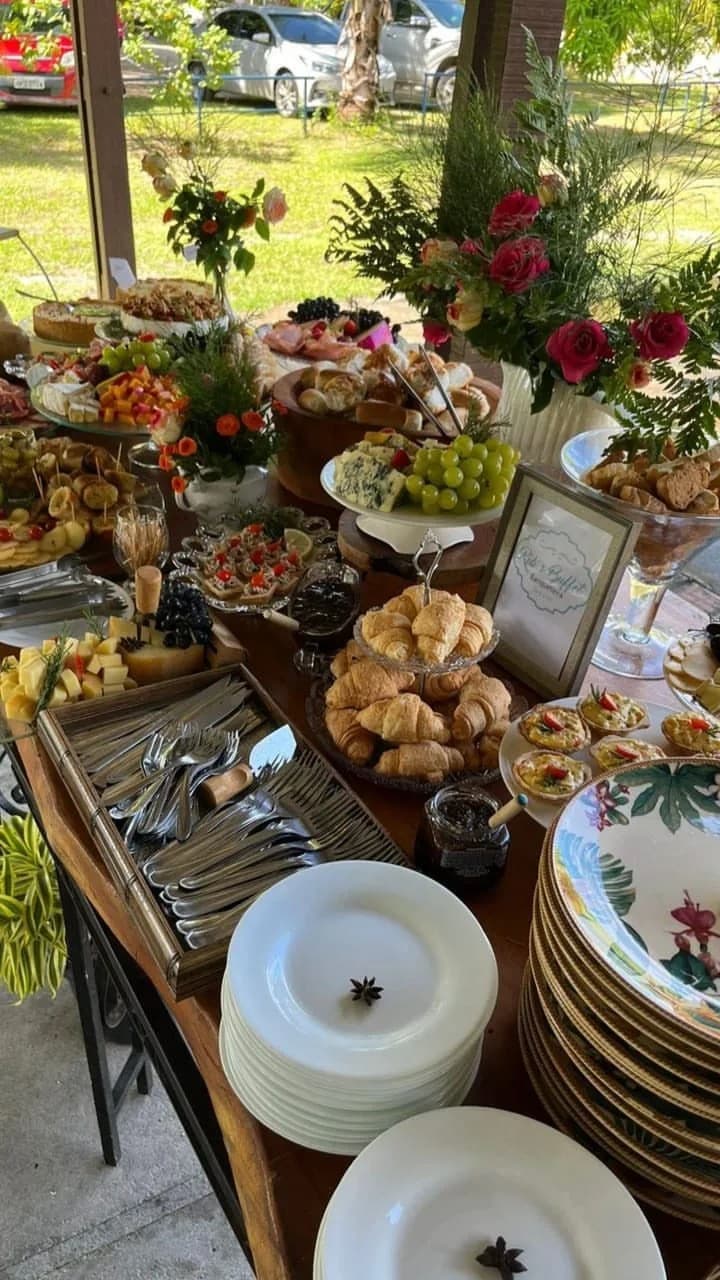 Buffet completo montado em mesa externa pelo Rib's Buffet