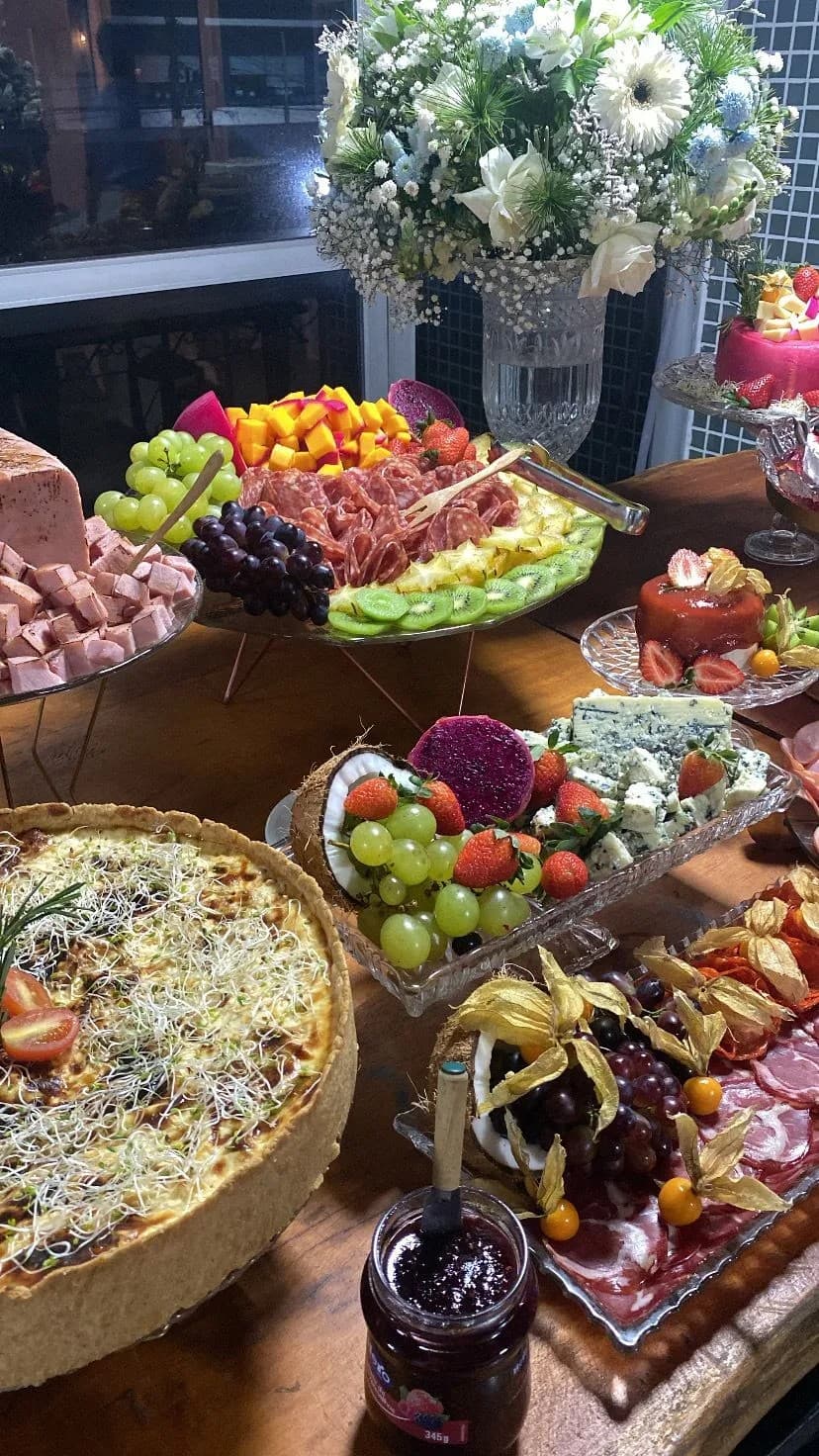 Buffet gourmet com frios e frutas tropicais preparado pelo Rib's Buffet