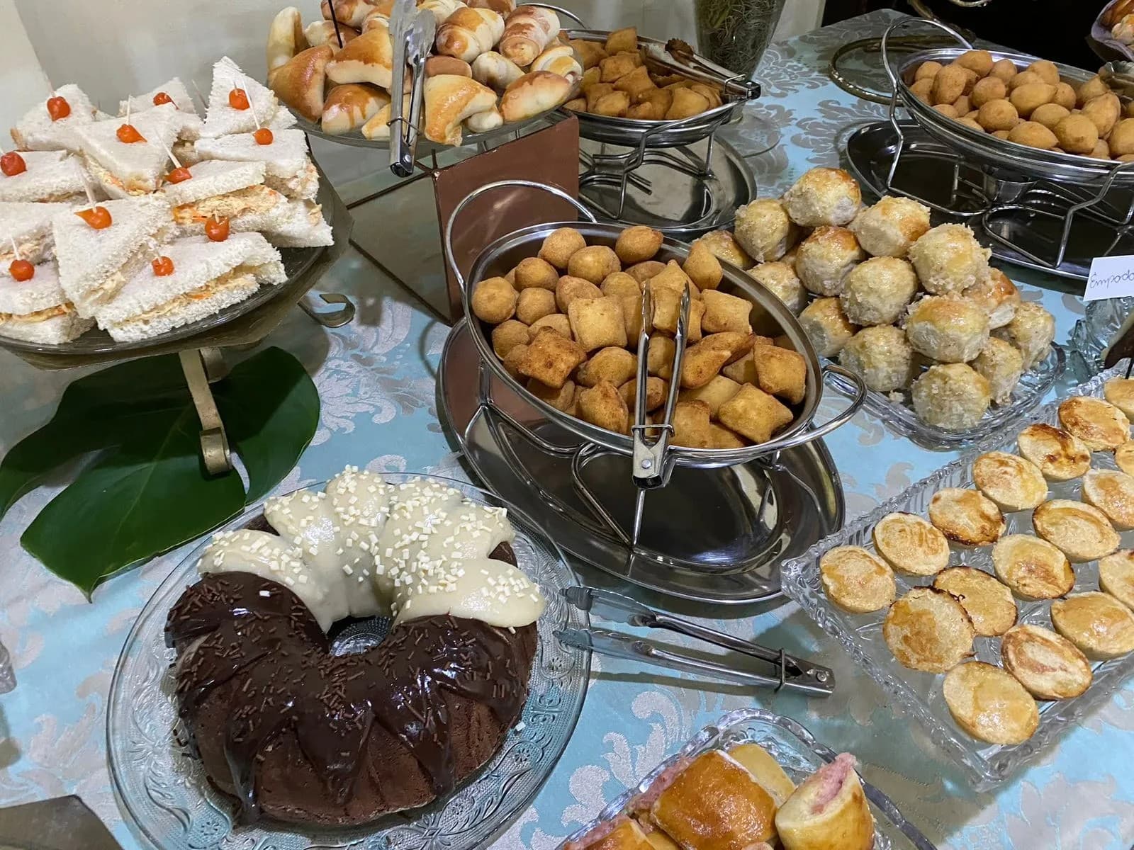Salgados variados e doces em buffet