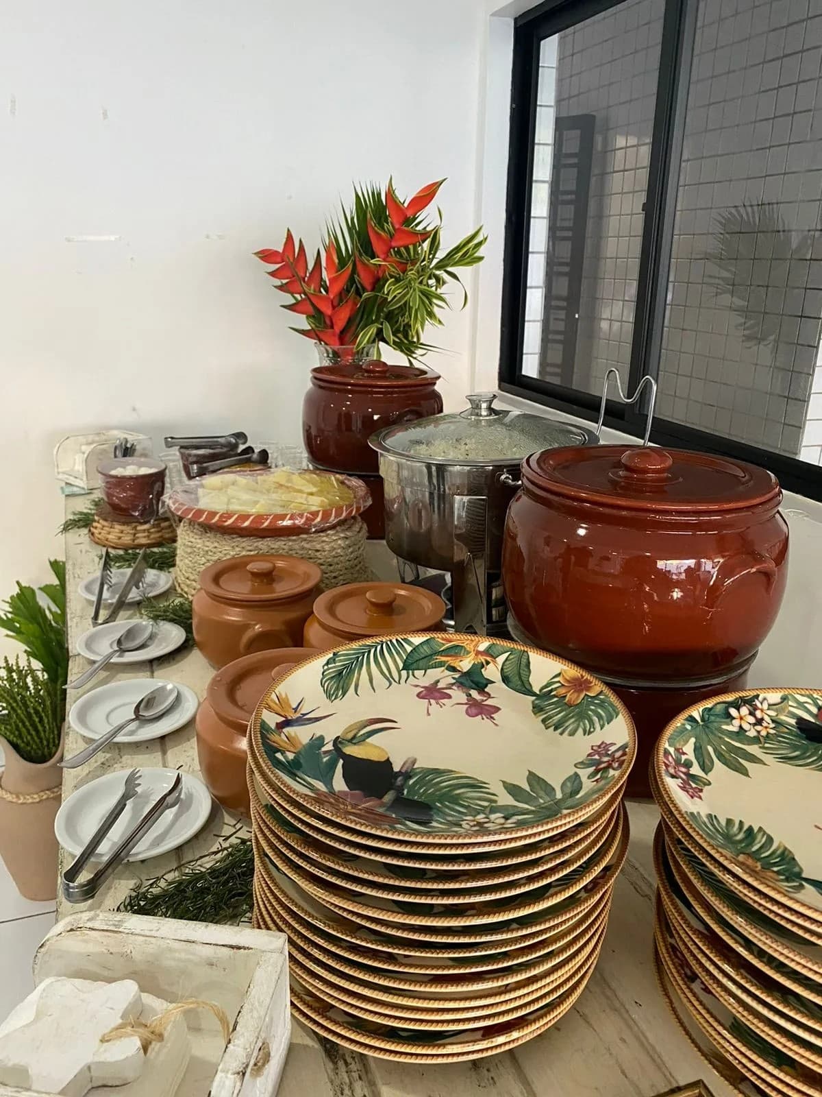 Buffet tropical com panelas e pratos