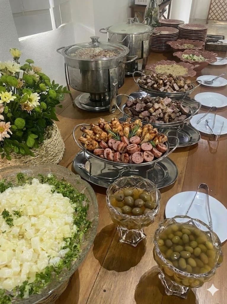 Buffet de churrasco com cortes de carnes, saladas e acompanhamentos do Rib's Buffet